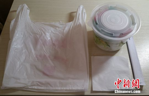 一份外賣至少產生餐盒、塑料袋、一次性筷子等垃圾。中新網</a><p  align=