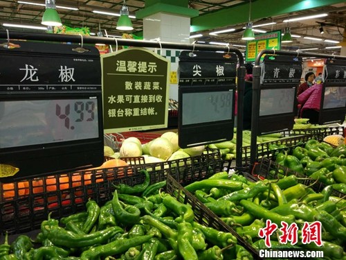 資料圖：市民在超市選購蔬菜。<a target='_blank' href='http://big5.arats.com.cn/gate/big5/www.chinanews.com/' _fcksavedurl='http://big5.arats.com.cn/gate/big5/www.chinanews.com/' ></table><p  align=
