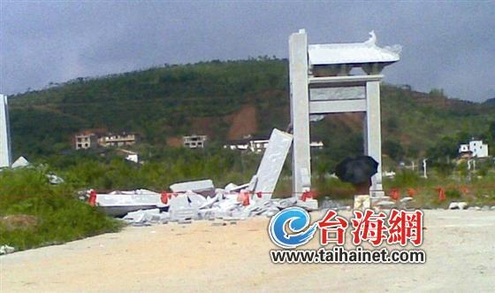 福建一"高大上"牌樓倒塌 造價48萬才竣工一周