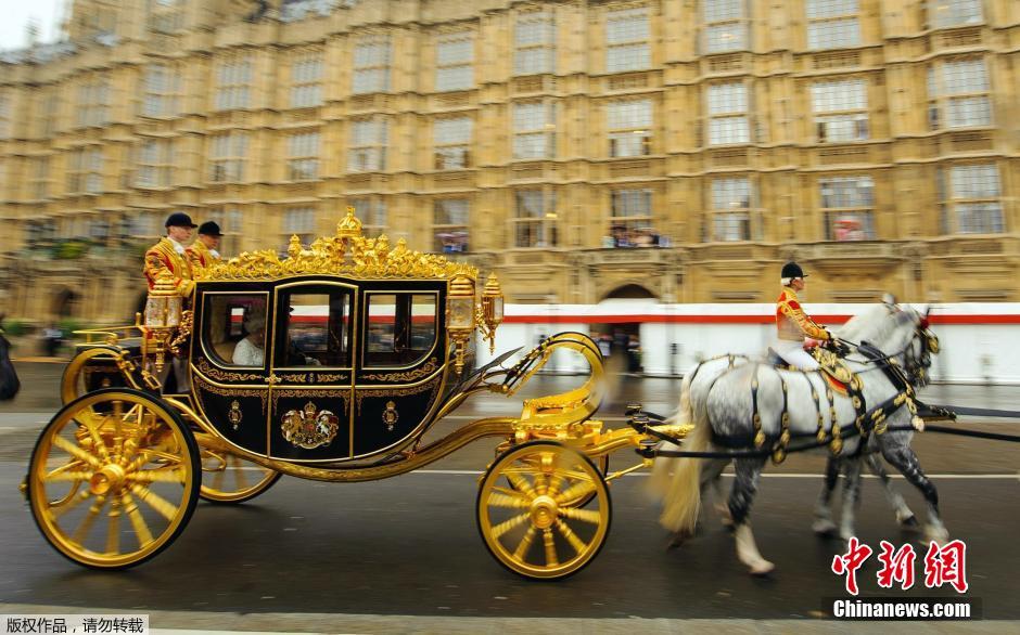 英女王全新禦用馬車亮相 車身鑲400片金箔逾十年打造