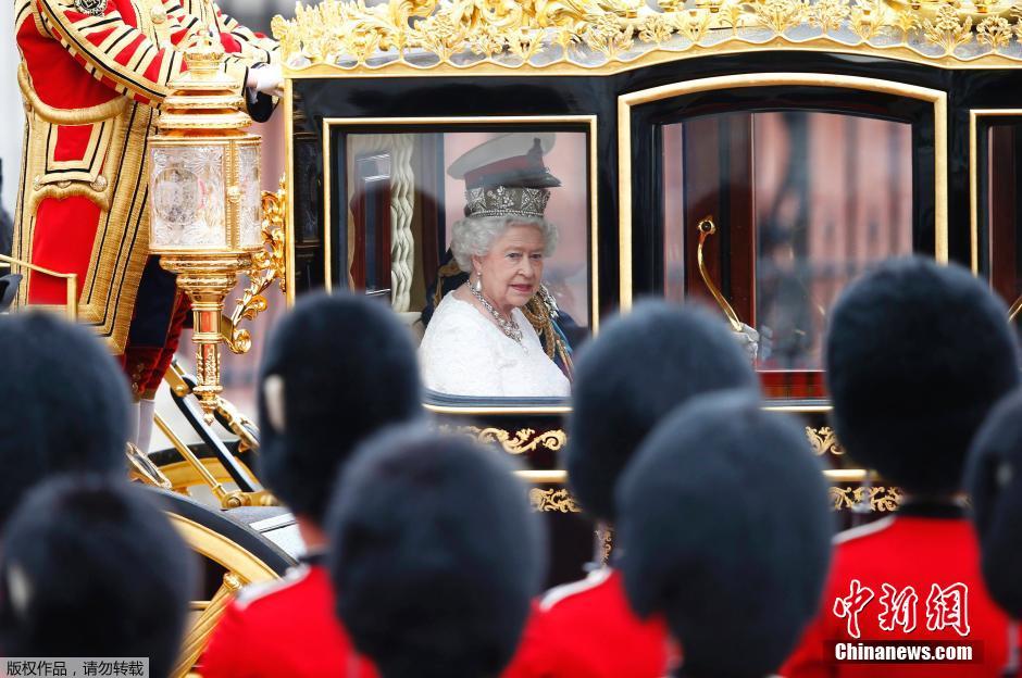英女王全新禦用馬車亮相 車身鑲400片金箔逾十年打造