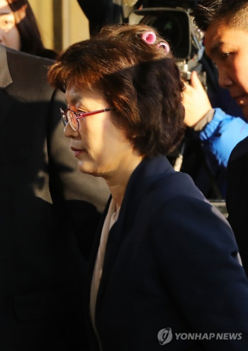 李貞美到達憲法法院時被拍到忘記摘掉頭上的卷發棒。圖片來源：韓聯社。