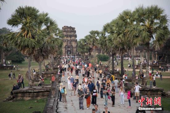 資料圖:上千名各國遊客守候在柬埔寨暹粒景點——吳哥窟,守候觀看日出。 <a target='_blank' href='http://big5.arats.com.cn/gate/big5/www.chinanews.com/' _fcksavedurl='http://big5.arats.com.cn/gate/big5/www.chinanews.com/'><p align=