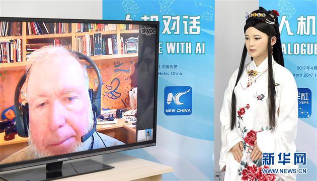 4月24日，機器人佳佳通過網絡與科技觀察家凱文-凱利對話。新華社記者 郭晨 攝