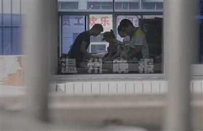 暗訪揭消毒餐具十大黑幕：污跡隨手抹全程消毒只要兩秒