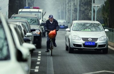 北京：非機動車道遭劃車位 剩余車道無車把寬