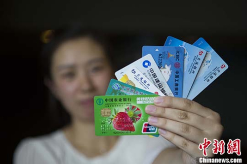 民眾展示銀行卡。 <a target='_blank' href='http://big5.arats.com.cn/gate/big5/www.chinanews.com/'><p  align=
