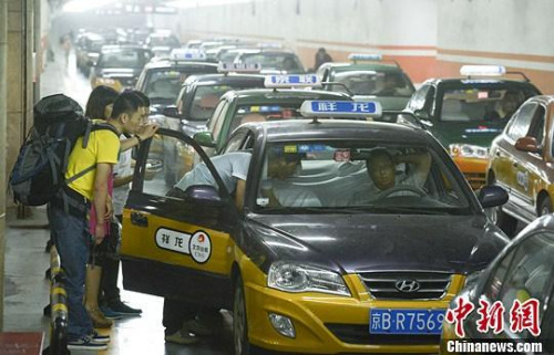 多地上調出租車運價 的哥更期盼降低“份子錢”