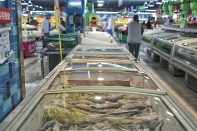 11月23日，廣渠路家樂福超市，賣活魚的魚缸已經被撤掉，冷凍的水產品還在售賣。新京報記者 彭子洋 攝