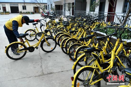 資料圖：2月20日，一批損壞的共享單車停在昆明市區一個院子內等待被修理後返回市場，這里是共享單車的“療養院”。<a target='_blank' href='http://big5.arats.com.cn/gate/big5/www.chinanews.com/' _fcksavedurl='http://big5.arats.com.cn/gate/big5/www.chinanews.com/'></p></table><p  align=