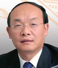 一汽集團董事長徐平 58歲的徐平1982年進入第二汽車制造廠，經過28年的摸爬滾打，2010年成為東風汽車董事長、黨委書記。徐平曾一手主導東風的“大自主”戰略，被汽車界稱為東風汽車發展的大功臣。
