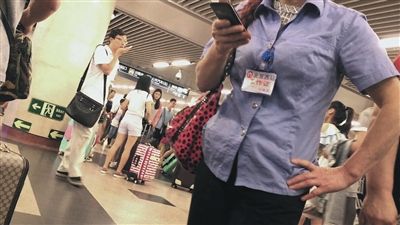7月4日，北京西站A2出口，一名“醫托”胸口挂著“北京西站工作證”。