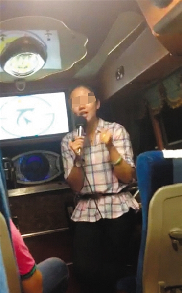 網上相關視頻中，臺灣女導遊正號召大陸遊客抵制康師傅。