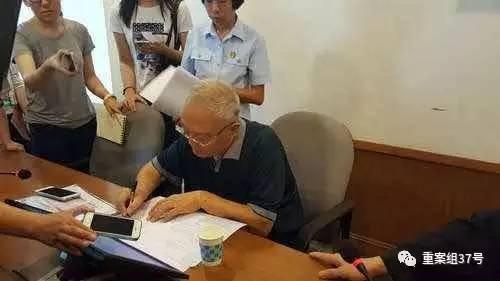  “季羨林億元遺產案”一審宣判後，季承簽字確認。      一中院供圖