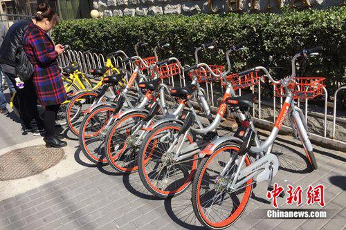 用戶正在掃碼解鎖共享單車。中新網 吳濤 攝