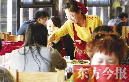 女碩士從事業單位辭職到火鍋店當<a href='http://big5.arats.com.cn/gate/big5/search.xinmin.cn/?q-ifbase4-base16-PeacjeWKoeWRmA~~' target='_blank' class='keywordsSearch'><p  align=