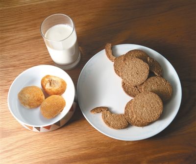 猴姑餅幹除了加入猴頭菇成分外，其他配料與普通餅幹沒有區別。新京報記者 王遠徵 攝