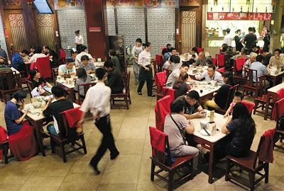 中秋節時,很多家庭講究到餐廳聚餐。新京報記者 尹亞飛 攝