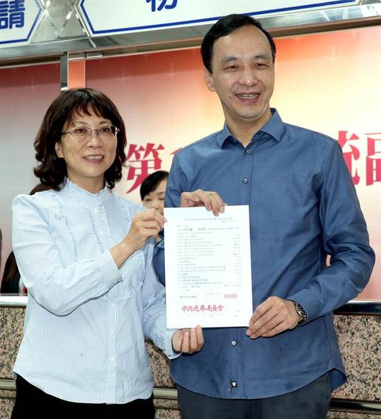 國民黨候選人朱立倫及副手王如玄25日前往中選會登記，正式成為2016臺灣地區正副領導人參選人。