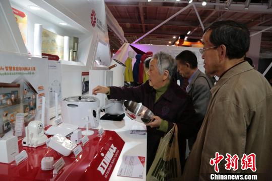 4月15日，2016甘肅(蘭州)臺灣名品博覽會上，一些實用性強的智能產品吸引民眾駐足。　鐘欣 攝