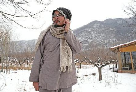 “我覺得生活就像永無止境的圓圈，追尋更好的工作、更好的車子……但最終不知要去哪兒。”年屆不惑的劉景崇說起以前的生活如是說。他現在生活的地方，每天可坐在蒲團上鳥瞰群山，環視蒼穹，遠觀飛禽走獸，或坐禪沉思，或練字看書，或舒展腰腿。