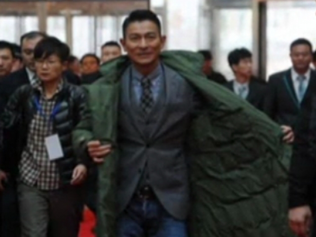 天涼需保暖  劉德華穿“軍大衣”走紅毯