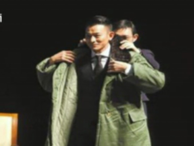 劉德華引領軍大衣時尚  網友讚的多買的少