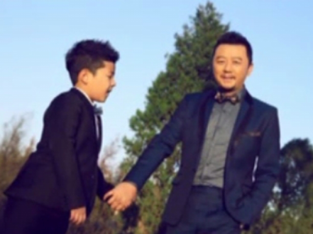 石頭淘氣自認“熊孩子”  老爸郭濤樂意被“打包”