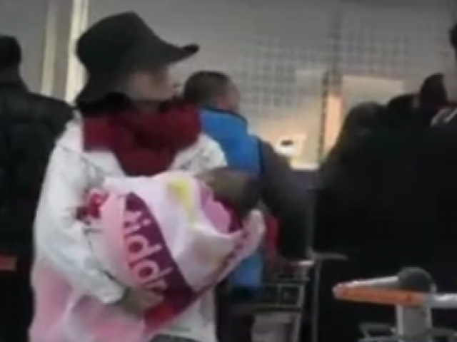 柴靜產後攜全家度假  身材發福愛女首曝光