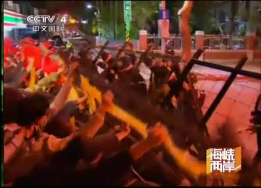 反核示威者包圍立法機構 與警方激烈衝突