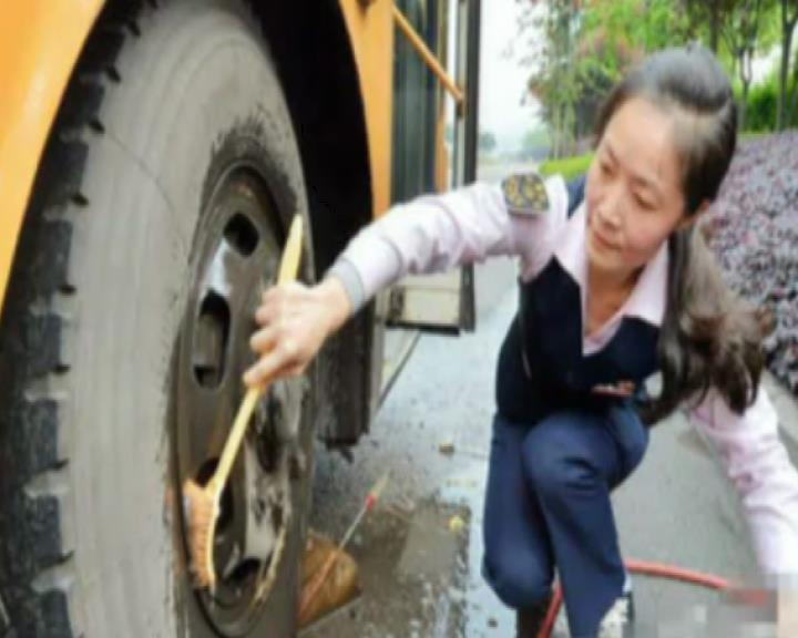 家有別墅豪車  女司機開公交18年