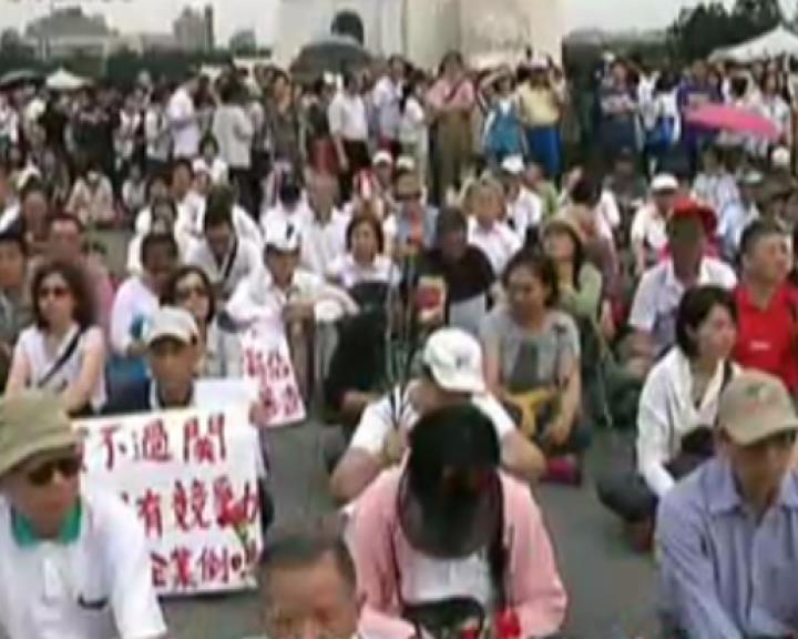 和平抗爭對街頭暴力  藍營遊行大不同