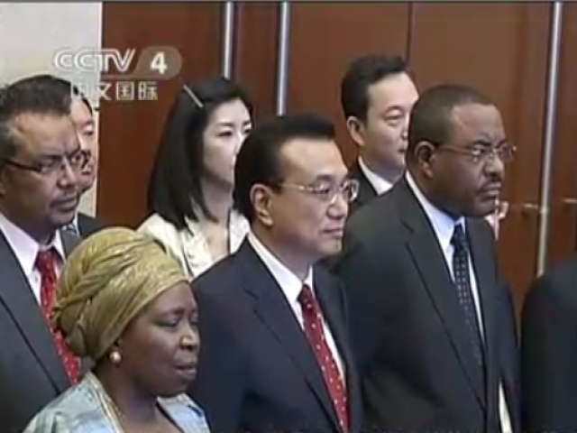 李克強與埃塞俄比亞總理、非盟委員會主席共同參觀中國鐵路航空展