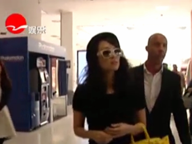 張藝謀攜女抵戛納  鞏俐章子怡攬腰秀親密