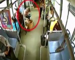 賣姜老婆婆公交車上清掃泥土 眾網友點讚