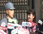 劉濤片場練小品搭檔男版“宋丹丹”王雷