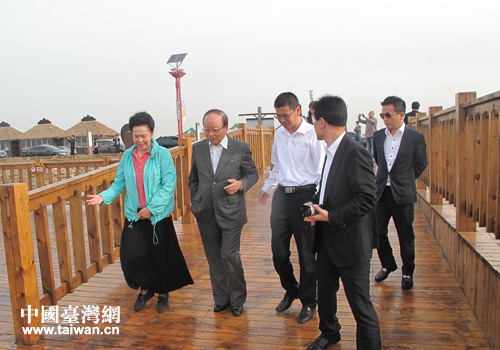 中國國民黨榮譽副主席蔣孝嚴參觀遼寧盤錦紅海灘 中國國民黨榮譽副主席蔣孝嚴參觀遼寧盤錦紅海灘