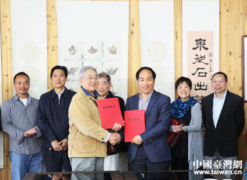 浙江農林大學校長周國模(右)向陳每文(左)授予捐贈證書。 浙江農林大學校長周國模(右)向陳每文(左)授予捐贈證書。