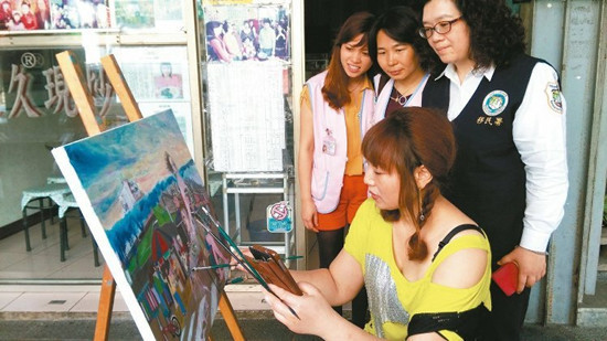 大陸廚娘在臺開川菜館炒菜作畫遊刃有余(圖)