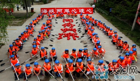 雙胞胎們組成的“漂流船”圖案 雙胞胎們組成的“漂流船”圖案