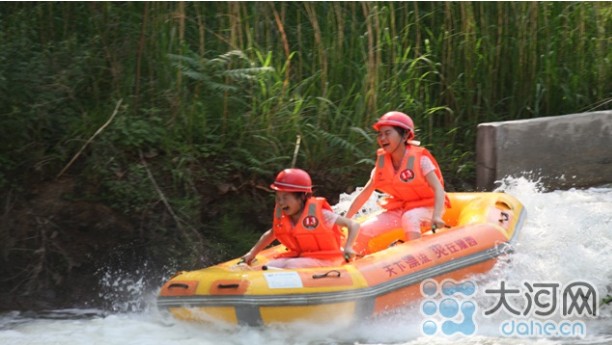 玩耍中激起洶涌的浪花 玩耍中激起洶涌的浪花