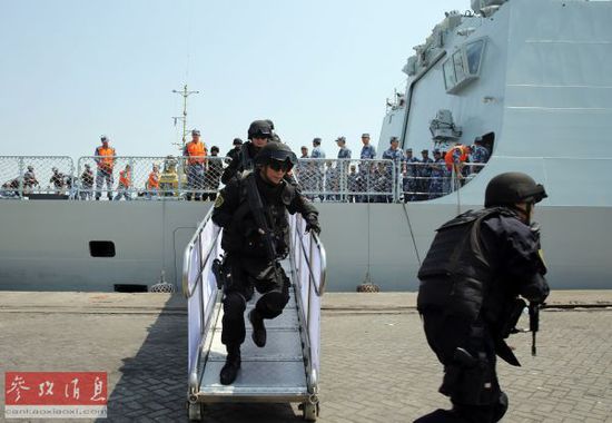 臨沂艦靠岸也門亞丁港後,海軍陸戰隊隊員迅速跑下舷梯,在劃定區域警戒。