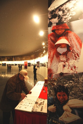 3月15日,觀眾在展覽留言簿上留言。3月10日在北京世紀壇藝術館開展的“抗擊冰雪 心係人民”新聞攝影展吸引了大量觀眾參觀留言。截至15日觀眾已留言近500條。 新華社記者 汪永基 攝