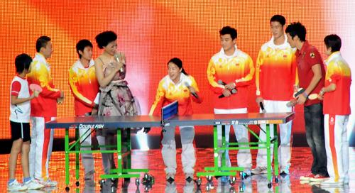 內地奧運金牌運動員與澳門市民聯歡 9月1日,奧運會乒乓球金牌運動員與澳門市民同臺競技。當日,澳門特區舉行大型聯歡晚會,近5000名觀眾到場觀看內地奧運金牌運動員的表演。 新華社記者張家偉攝