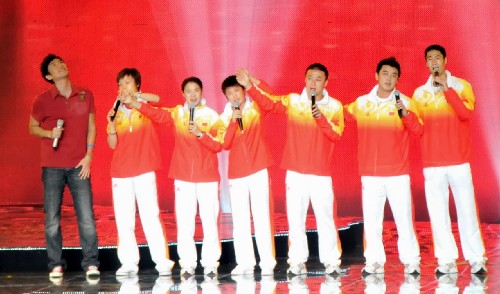 9月1日,奧運會金牌運動員進行表演。當日,澳門特區舉行大型聯歡晚會,近5000名觀眾到場觀看內地奧運金牌運動員的表演。 新華社記者張家偉攝