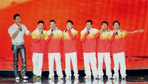 9月1日,奧運會金牌運動員進行表演。當日,澳門特區舉行大型聯歡晚會,近5000名觀眾到場觀看內地奧運金牌運動員的表演。 新華社記者張家偉攝