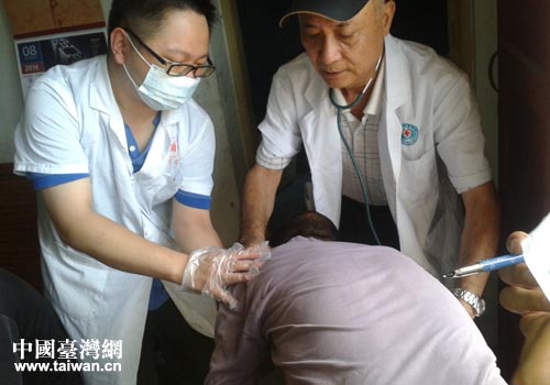 臺灣陽明醫學院神經內科教授賈力耕博士(右)正在為村民進行診治 臺灣陽明醫學院神經內科教授賈力耕博士(右)正在為村民進行診治