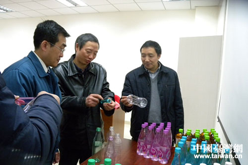 四川省臺辦主任周敏謙(右二)調研走訪臺資企業統實企業公司,參觀企業生產的PET瓶。 四川省臺辦主任周敏謙(右二)調研走訪臺資企業統實企業公司,參觀企業生產的PET瓶。
