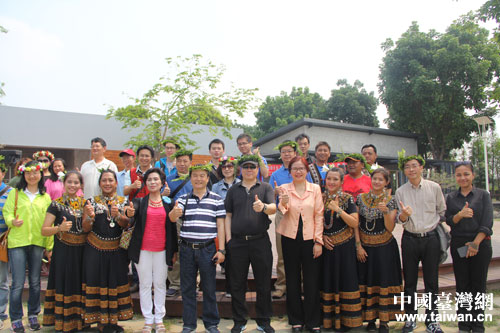 北京旅遊文化交流團與臺灣少數民族合影 北京旅遊文化交流團與臺灣少數民族合影