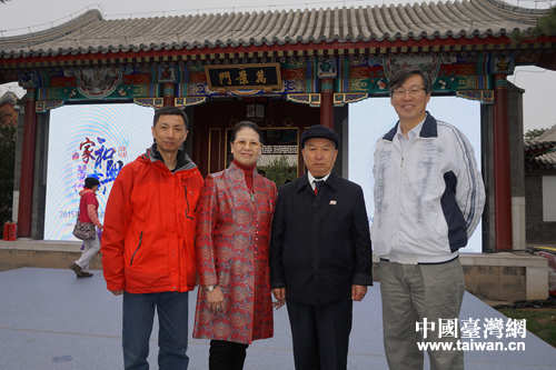 市臺聯副會長出席頒獎典禮並和“2015首都最美家庭代表陳炳楠、張秋鳳合影 市臺聯副會長出席頒獎典禮並和“2015首都最美家庭代表陳炳楠、張秋鳳合影